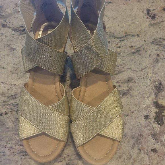 Kenneth Cole Reaction Rattan Wedge-Metallic Gold Sandal, Size 8Med - Picture 5 of 6